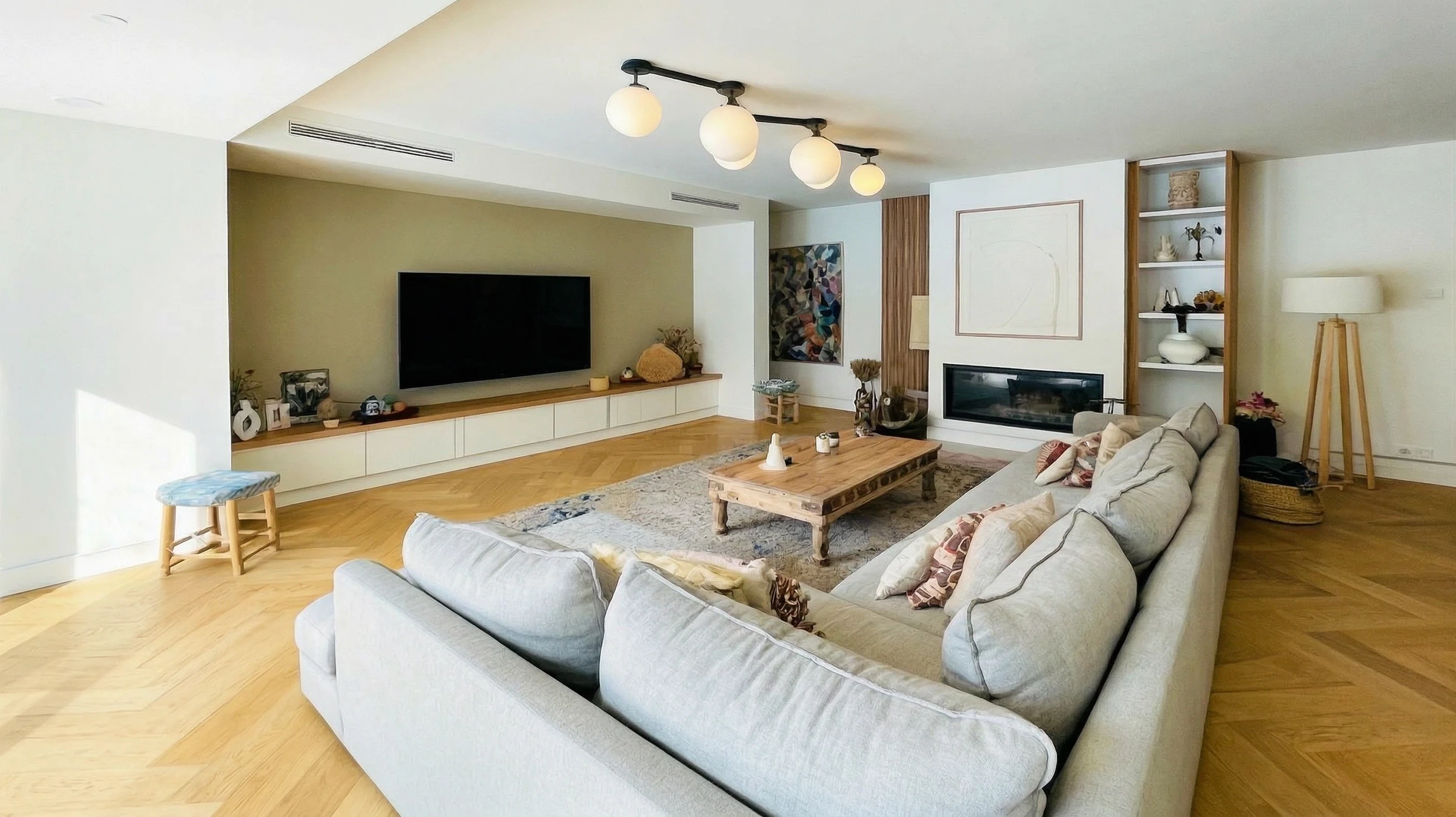 Cuisine moderne ouverte avec salle à manger intégrée dans un appartement contemporain